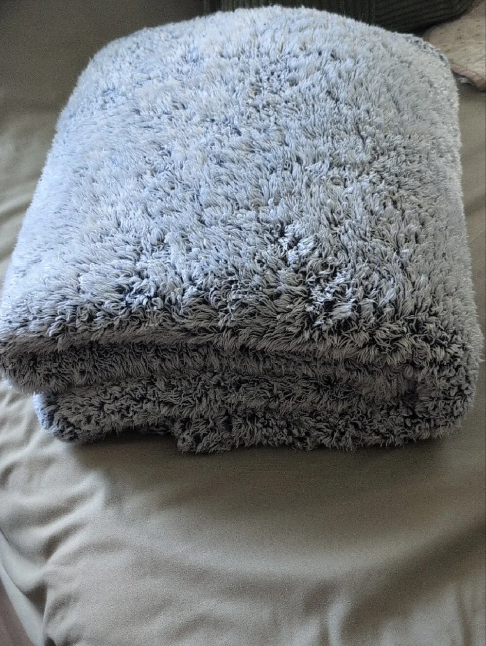Plush Light Blue Faux Fur Throw Blanket - Cozy Home Bedding